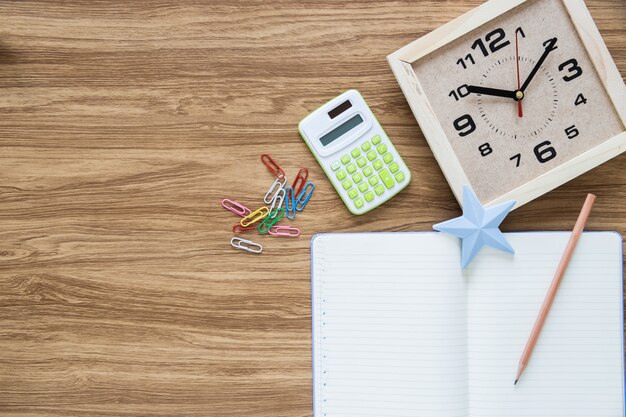 Caderno de papel em branco de vista superior no espaço de trabalho