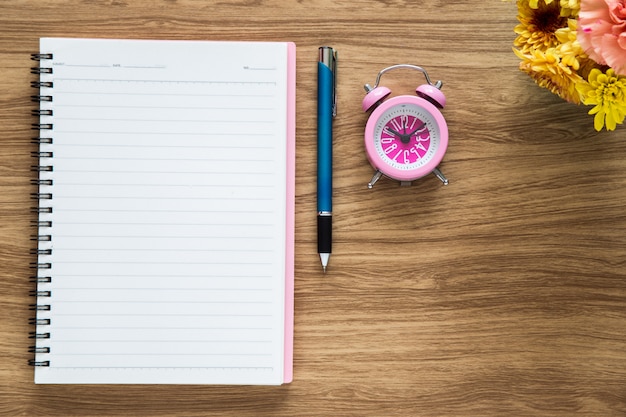 Caderno de papel em branco de vista superior no espaço de trabalho