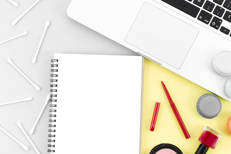 Foto grátis caderno de vista superior com maquiagem e cotonetes