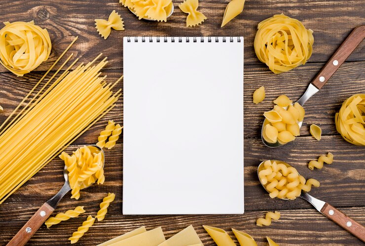 Foto grátis caderno e macarrão em colheres