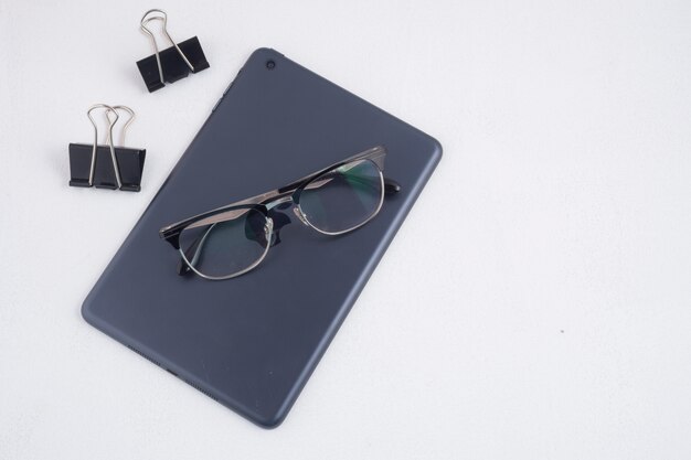 Caderno e óculos no espaço de trabalho