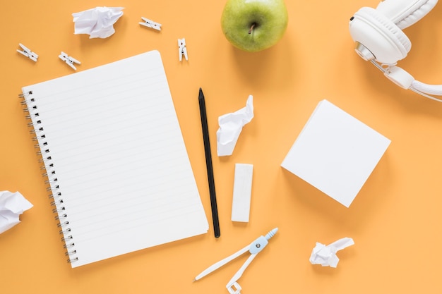 Caderno e papel almofadas na mesa