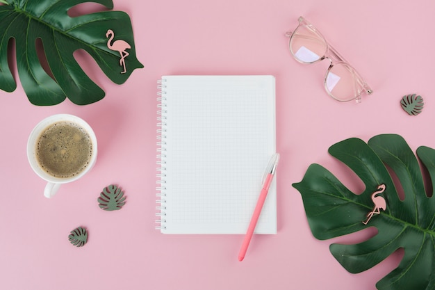 Caderno em branco com caneta na mesa-de-rosa
