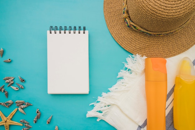 Caderno em branco com elementos de verão