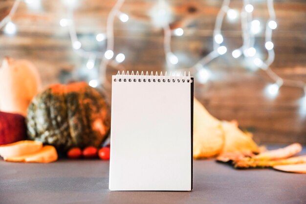 Caderno em branco com legumes na mesa