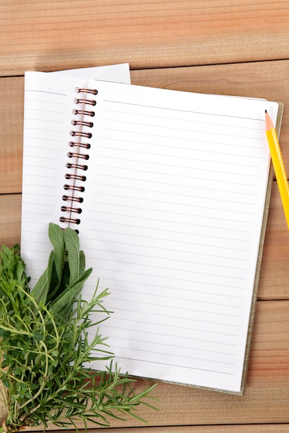 caderno em branco com um monte de ervas