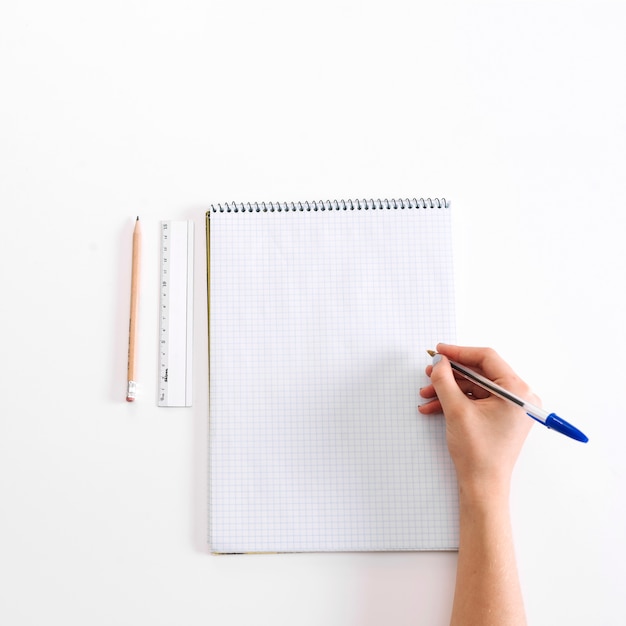 Caderno em branco e coleira