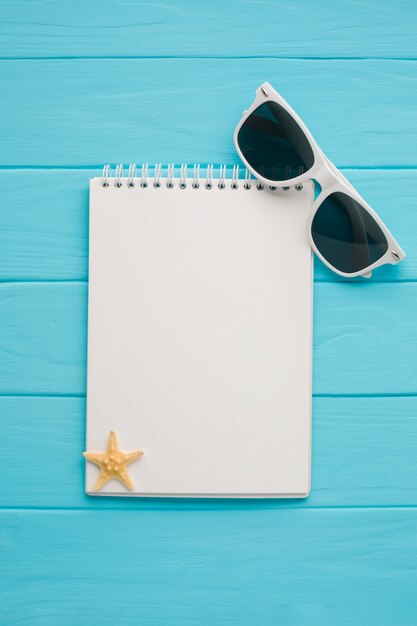 Caderno liso leigo com óculos de sol