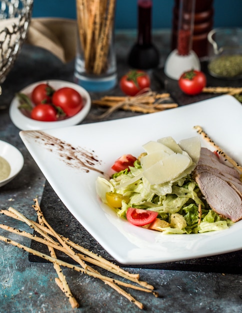 Foto grátis caesar clássico com filé de frango e mistura de legumes