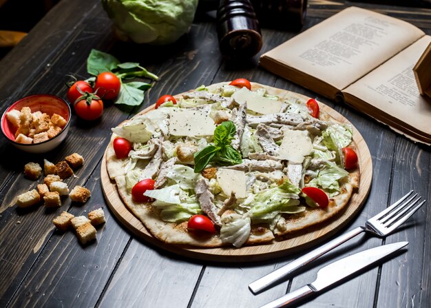 Caezar pizza frango tomate parmesão bolachas manjericão vista lateral