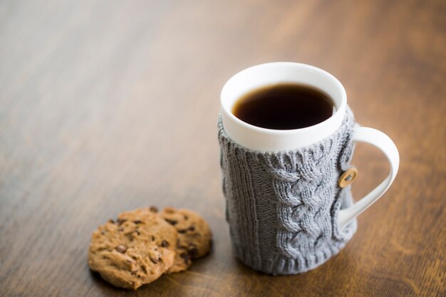 Café ao lado de biscoito