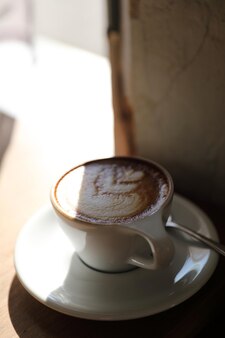 Café cappuccino em fundo de madeira
