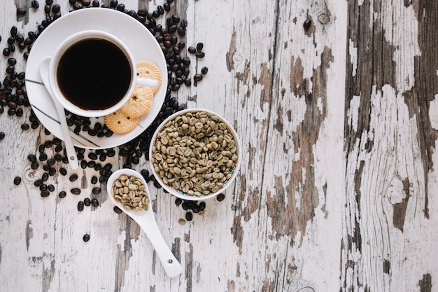 Foto grátis café com biscoitos perto de grãos de café não torrados