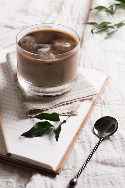 Café com cubos de gelo em alta vista de vidro