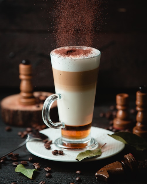 café com leite caramelo com chocolade em cima da mesa