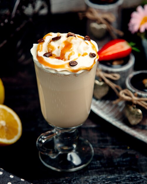 Café com leite caramelo em cima da mesa