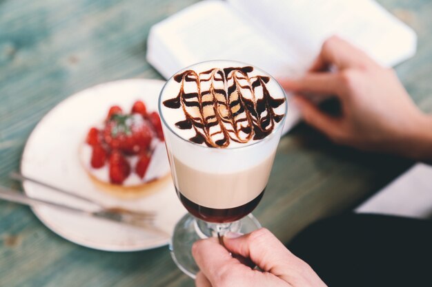 Café com leite com leite, espuma de sobremesa, xarope de chocolate