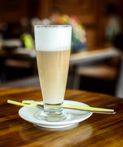 Café com leite em uma mesa de madeira