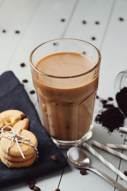 Café com leite gelado. Conceito de café da manhã