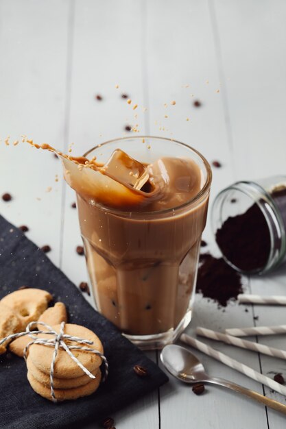 Café com leite gelado. Conceito de café da manhã