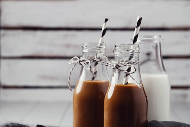 Café com leite gelado. Conceito de café da manhã