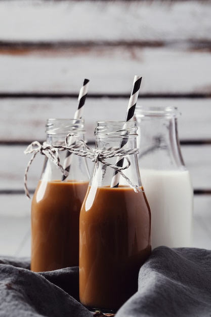 Café com leite gelado. Conceito de café da manhã