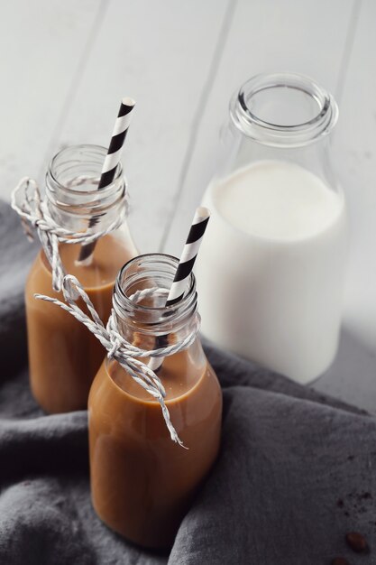 Café com leite gelado. Conceito de café da manhã