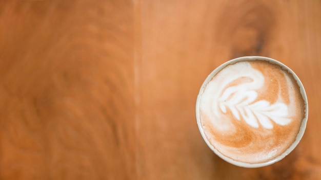 Café com leite quente com arte latte linda espuma de leite