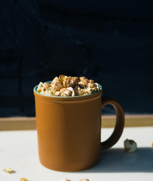 Café com pipoca de chocolate e conceito de doce de chantilly