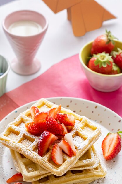 Café da manhã caseiro waffle de morango para crianças