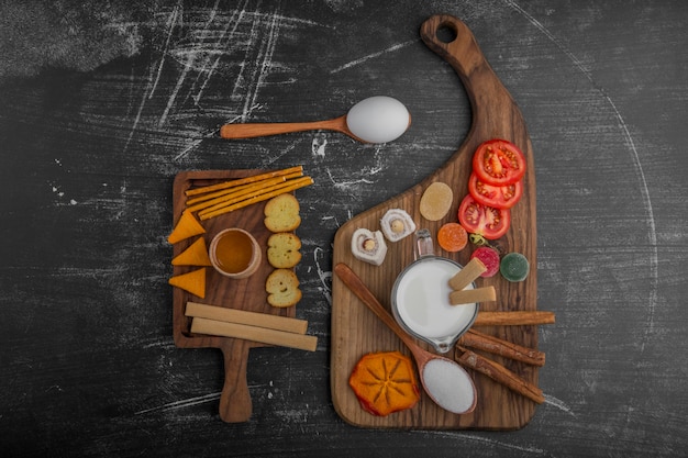 Café da manhã com biscoitos e vegetais isolados no preto