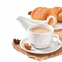 Foto grátis café da manhã com café e croissants frescos