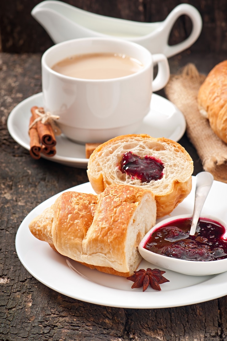 Foto grátis café da manhã com café e croissants frescos