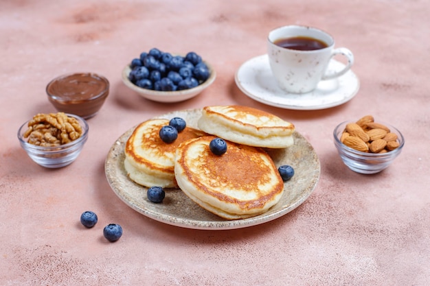 Café da manhã com carboidratos, panquecas, crepes, wafers.