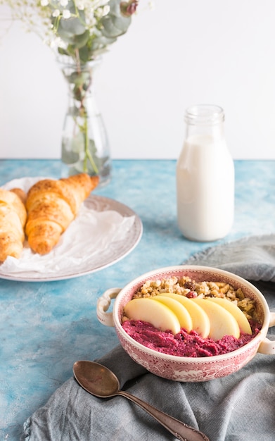 Café da manhã com cereais e frutas