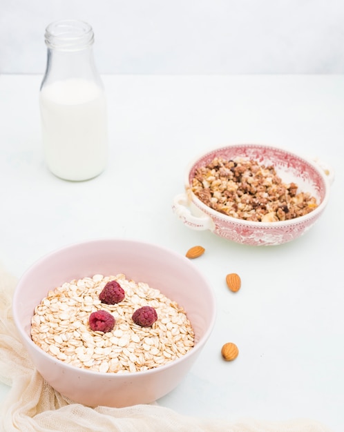 Foto grátis café da manhã com cereais e frutas