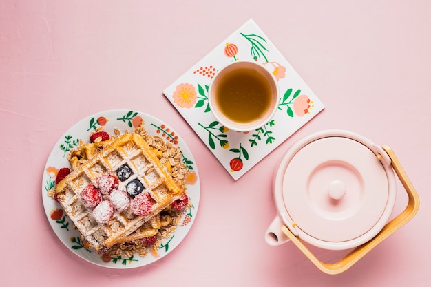 Foto grátis café da manhã com chá e waffles