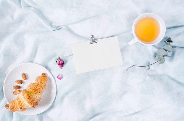 Café da manhã com croissant e xícara de chá