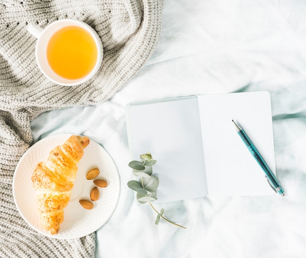 Café da manhã com croissant e xícara de chá