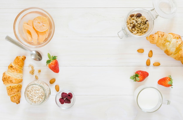 Café da manhã com croissants e frutas