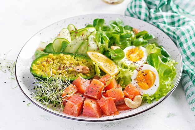 Café da manhã com dieta cetogênica. Salada de salmão com verduras, pepinos, ovos e abacate. Almoço Keto / paleo.