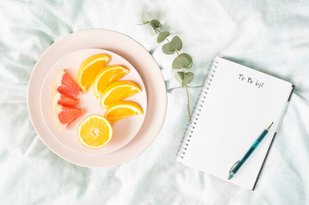 Café da manhã com frutas e notebook