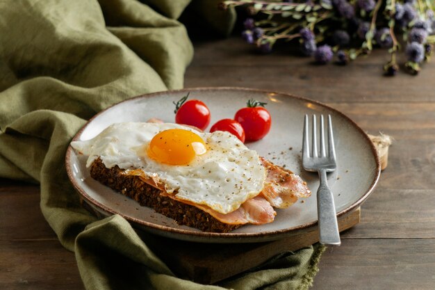 Café da manhã com ovo, bacon e tomate em ângulo alto