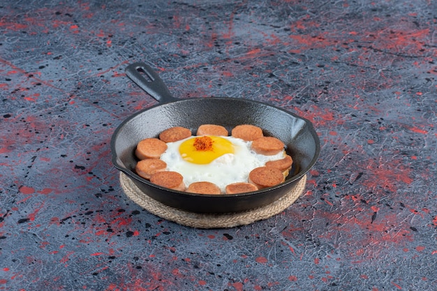 Foto grátis café da manhã com ovo frito e salsichas.