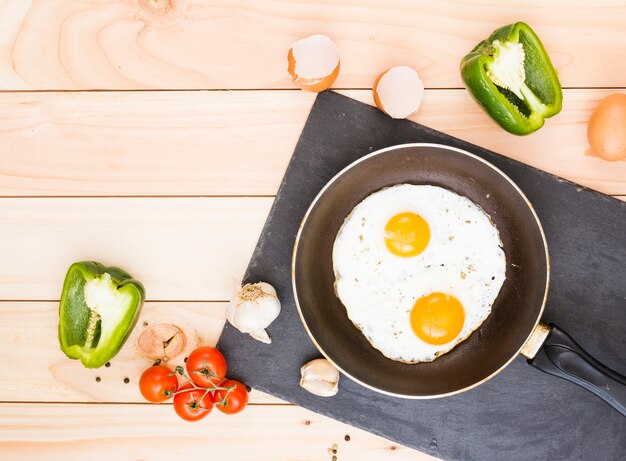 Café da manhã com ovos e frigideira