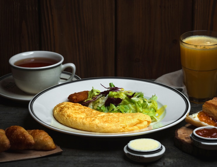 Foto grátis café da manhã com ovos fritos, café e laranja fresca