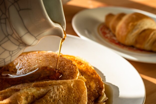 Café da manhã com panqueca e croissant