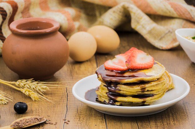 Café da manhã com panquecas e morangos