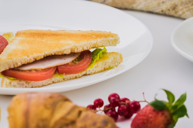 Café da manhã com sanduíche de vegetais