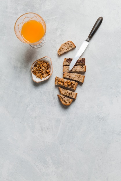 Café da manhã com suco de laranja